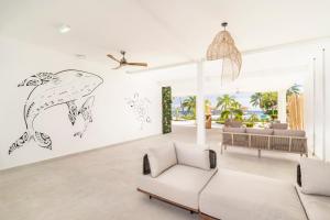 Cook's Bay Hotel & Suites的休息区
