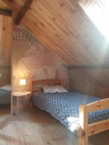 sypialnia z łóżkiem w drewnianym suficie w obiekcie Notre nid - Grande terrasse privée en bord de mer, au coeur du quartier historique du Tréport ! w mieście Le Tréport
