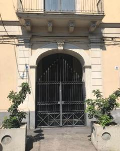 een grote deur met een poort voor een gebouw bij ZEFIA HOME in Catania