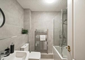 Gallery image of East London House near tube with parking in London