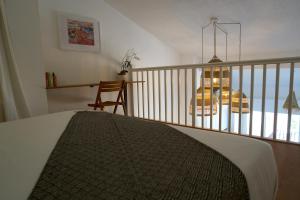 um quarto com uma cama e um lustre em Vue Mer Panoramique Exceptionnelle l T2 Mezzanine Luxueux em Banyuls-sur-Mer