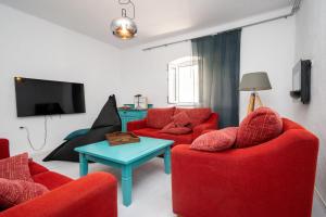 un soggiorno con sedie rosse e tavolo blu di Holiday house with WiFi Sali, Dugi otok - 17797 a Sali (Sale)