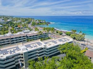 una vista aérea del hotel y de la playa en Kilokilo Kona at Magic Sands Beach en Kailua-Kona