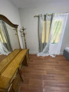 Zimmer mit einem Bett, einer Kommode und einem Fenster in der Unterkunft Cozy 3-BR Apartment for families only in Agouza! in Kairo