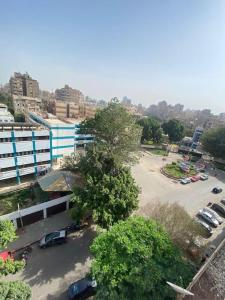 eine Luftansicht eines Parkplatzes in einer Stadt in der Unterkunft Cozy 3-BR Apartment for families only in Agouza! in Kairo