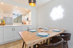 Η κουζίνα ή μικρή κουζίνα στο Ocean View Condo - at Magic Sands Beach