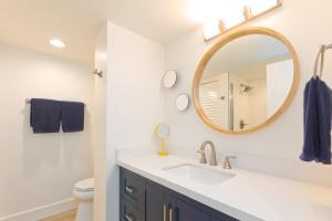 Ένα μπάνιο στο Ocean View Condo - at Magic Sands Beach