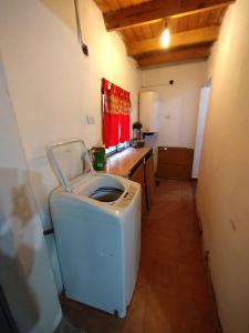 eine Waschmaschine und ein Trockner in einem Zimmer in der Unterkunft AMALUR in Sañogasta