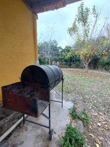 a barbecue grill sitting outside of a house at AMALUR in Sañogasta