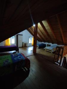 una camera con un letto e un divano in mansarda di AMALUR a Sañogasta