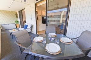 Χώρος καθιστικού στο Ocean View Condo - at Magic Sands Beach