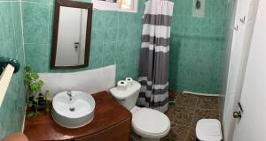 Ένα μπάνιο στο Kin Hostal and Camping