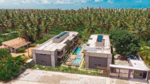 z góry widok na dom z mnóstwem palm w obiekcie Villa Kamby Milagres B004 w mieście São Miguel dos Milagres