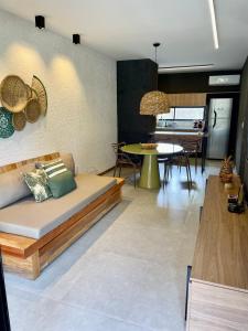 salon z kanapą i stołem w obiekcie Villa Kamby Milagres B004 w mieście São Miguel dos Milagres