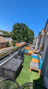 ルマンにあるAppartement T3 - Relax aux portes des 24h du Mansのバルコニー(椅子、椅子付) +2枚の写真