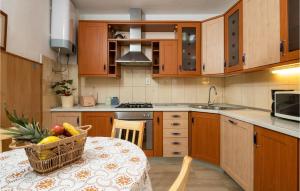Kuchyň nebo kuchyňský kout v ubytování 4 Bedroom Awesome Home In Krnica