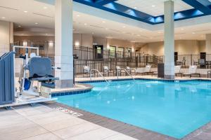 - une grande piscine d'eau bleue dans le hall de l'hôtel dans l'établissement Holiday Inn - Terre Haute, an IHG Hotel, à Terre Haute