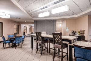 une salle de conférence avec des chaises, une table et un podium dans l'établissement Holiday Inn - Terre Haute, an IHG Hotel, à Terre Haute