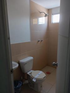 uma casa de banho com um WC e um lavatório em HOTEL PUERTO MEXICO 2 em Cidade do México