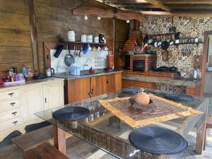 eine Küche mit einem Tisch und einer Arbeitsplatte in der Unterkunft Recanto da Represa Carrancas in Carrancas