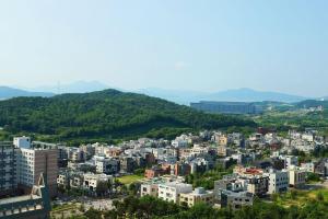 une vue aérienne sur une ville avec des bâtiments dans l'établissement Shine residence, à Incheon