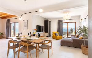 un soggiorno con tavolo, sedie e divano di 3 Bedroom Nice Home In Blato a Blato