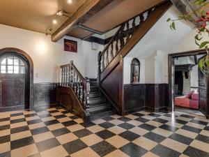 - un salon avec un escalier et un sol en damier dans l'établissement Imposing Holiday Home in Vielsalm, à Vielsalm