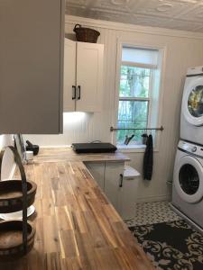 Η κουζίνα ή μικρή κουζίνα στο The Doctors Inn New Brunswick +25 φωτογραφίες