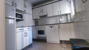 Kuchyň nebo kuchyňský kout v ubytování apartamento 20 metros playa WIFI SMART TV