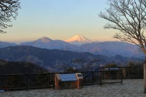 uma vista para uma montanha coberta de neve à distância em Hotel Takao Asiel em Sōgayato