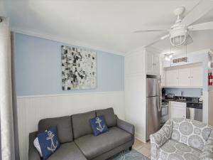 a living room with a couch and a kitchen at Victorian 3101- Paradise Cove in Galveston
