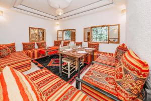 sala de estar con muebles de color naranja y mesa en RIAD IDAR ouirgane en Ouirgane