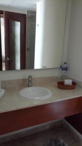 a bathroom counter with a sink and a mirror at Mayan Vidanta PLAYA departamento REMODELADO 2 y 3 recámaras in Acapulco