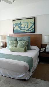 a bedroom with a large bed with pillows on it at Mayan Vidanta PLAYA departamento REMODELADO 2 y 3 recámaras in Acapulco