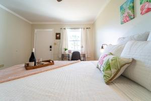 Una cama o camas en una habitación de Renovated Studio - Steps to Beach, POOL, & Cabana!