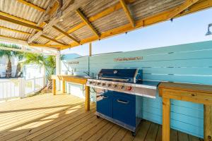 une cuisine extérieure avec un grill sur une terrasse dans l'établissement Renovated Studio - Steps to Beach, POOL, & Cabana!, à Panama City Beach