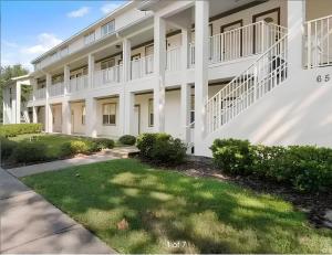 un edificio blanco con césped delante en 2 Master Suite Apartment near North Florida Regional Med, UF Health, & Mall, en Gainesville