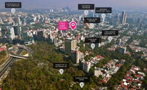 una vista aérea de una ciudad con edificios en ULIV Parque Lincoln, en Ciudad de México