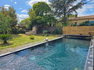 uma piscina no quintal de uma casa em Appt 35 m² dans maison de charme em Mèze
