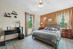 1 dormitorio con cama y piano en LONG LAKE RETREAT- Hot tub, Pool table, Firepit en Traverse City