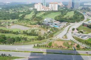 eine Luftansicht einer Stadt mit Straße und Gebäuden in der Unterkunft Alpine Conezion Golf View Netflix at IOI City Mall in Putrajaya