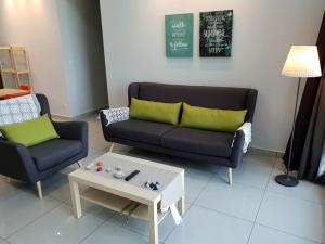 Posezení v ubytování Alpine Conezion Golf View Netflix at IOI City Mall