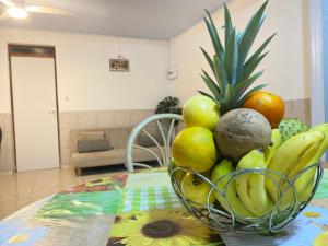 - un bol de fruits assis sur une table dans l'établissement KAZ A CYCY, à Vieux-Habitants