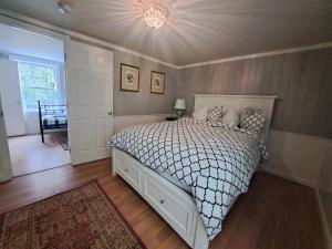um quarto com uma cama e um lustre em A privately located home/ newly renovated on National Forest a one of a kind. em Conway