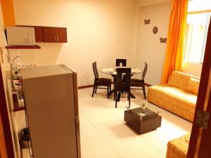 sala de estar con mesa y comedor en 100 RV Apartments Iquitos-Apartamento primer piso con vista a piscina, en Iquitos