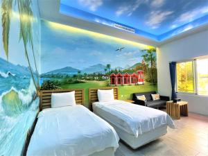 1 dormitorio con 2 camas y un mural de océano en Kenting Hemingway, en Kenting