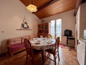 - une salle à manger avec une table et un canapé dans l'établissement Appartement Dolus-d'Oléron, 2 pièces, 4 personnes - FR-1-246A-253, à Dolus-d'Oléron