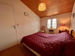 - une chambre avec un lit doté d'une couette rouge et d'une fenêtre dans l'établissement Appartement Dolus-d'Oléron, 2 pièces, 4 personnes - FR-1-246A-253, à Dolus-d'Oléron
