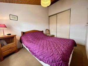 - une chambre avec un lit et une couette violette dans l'établissement Appartement Dolus-d'Oléron, 2 pièces, 4 personnes - FR-1-246A-253, à Dolus-d'Oléron
