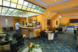 Hotel Giglio في مونتيكاتيني تيرمي: مطعم يقف عند بار شخصين